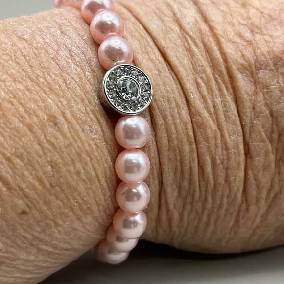 Elegant Pink Pearl Bracelet with Silver Accent - Picture 2 of 3